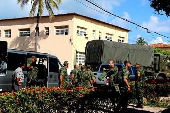 Militares da Marinha do Brasil ocuparam a antiga sede do Detran