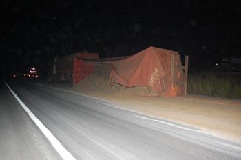 Parte do trigo se espalhou pela pista, deixando a via escorregadia e oferendo riscos a outros condutores.