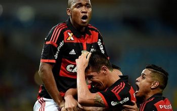 Jogadores do Flamengo comemoram gol na vitória sobre o Atlético-MG em duelo pelas semifinais da Copa do Brasil