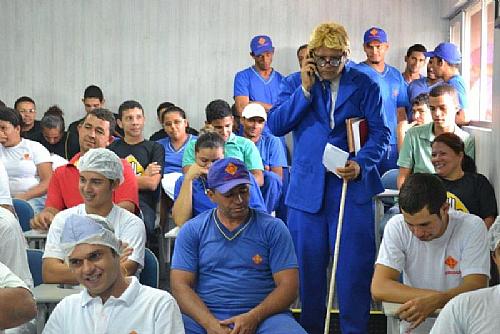 Intervenção teatral dinamiza Sipat e agrada colaboradores do Grupo Coringa