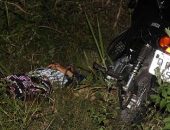 Polícia deve descartar latrocínio já que a moto usada pela vítima estava ao lado do corpo.