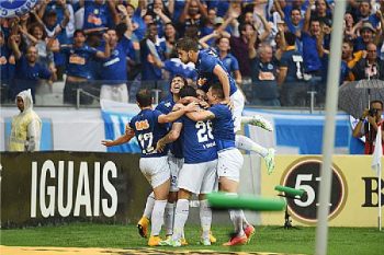 Cruzeiro confirmou tetracampeonato brasileiro ao vencer Goiás no Mineirão, por 2 a 1