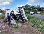 Veículo tomba e carga de bebidas alcoólicas é saqueada em rodovia