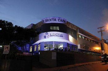 Fachada da Santa Casa de Maceió em tom azulado