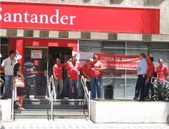 Bancários paralisam agências do Santander para exigir avanços no Aditivo