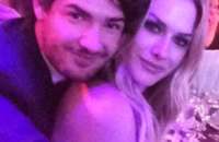 Alexandre Pato e Fiorella Mattheis posam agarradinhos para fotos em evento beneficente