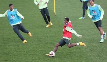 Jogadores participam de rachão no treino da seleção brasileira