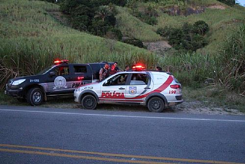 Polícia deve descartar latrocínio já que a moto usada pela vítima estava ao lado do corpo.