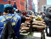 A disputa pelo espaço é ainda maior por que os ambulantes esperam um aquecimento nas vendas em virtude do feriado da Consciência Negra.