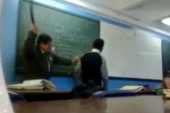 Professor é filmado espancando aluno com cinto de couro dentro de sala de aula