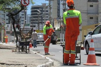 Agentes realizam limpeza de vias e pintura de meio-fio durante mutirão.