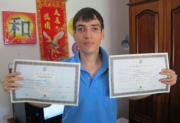 Apesar de possuir graduação e pós-graduação, Christian Guerrato, de 28 anos, tentou por três anos uma colocação profissional sem participar da lei de cotas. Ele só conseguiu um emprego quando fez uso da lei