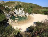 A praia de Gulpiyuri tem água salgada e cristalina, que chega por túneis entre as rochas