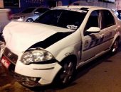 Carro capota após conversão proibida na Avenida da Paz