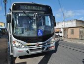 Vândalo atira pedra em ônibus no Jacintinho