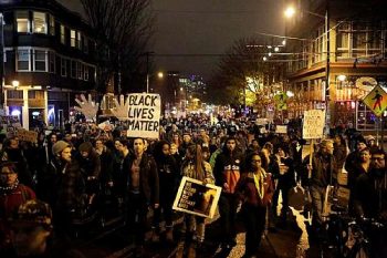 Ferguson teve noite violenta por confrontos entre manifestantes e policiais; decisão judicial revoltou multidão.