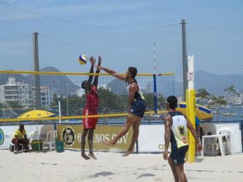 Duplas femininas e masculinas venceram mais oito jogos neste domingo.