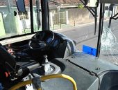 Vândalo atira pedra em ônibus no Jacintinho