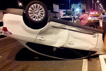 Carro capota após conversão proibida na Avenida da Paz