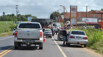 Carreta e ônibus colidem na AL 101 e deixa dezenas de feridos