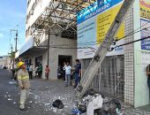 Ônibus derruba com poste no Centro de Maceió