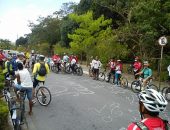 Ciclistas invadiram a via para cobrar do poder público a implantação de uma ciclovia na Avenida Fernandes Lima.