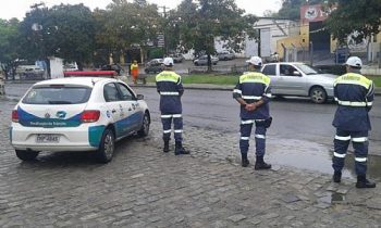 SMTT coíbe estacionamento em paradas de ônibus e passeios