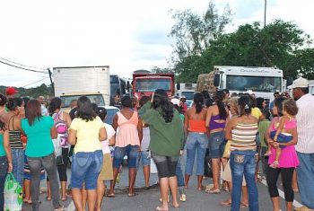 A rodovia foi bloqueada por familiares de detentos que exigiam o direito à visita.