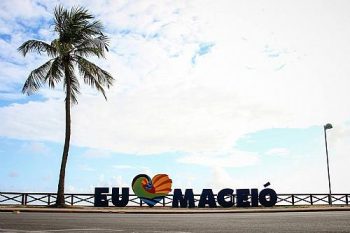 Decoração de Maceió atrai locais e turistas, mas algumas pessoas promovem vandalismo