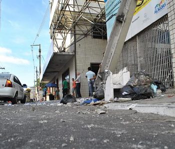 Ônibus derruba com poste no Centro de Maceió