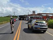 Carreta e ônibus colidem na AL 101 e deixa dezenas de feridos