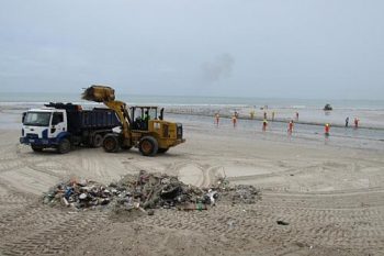 20 agentes e maquinário especializado foram deslocados para realizar limpeza da Praia da Avenida após chuvas.