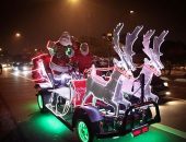 Papai noel durante passeio com trenó iluminado em São Paulo