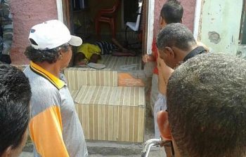 Populares observam menor assassinado dentro de casa na Canafístula