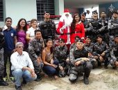 Casal Noel’ do Batalhão de Radiopatrulha explicou às crianças sobre a festa de Natal