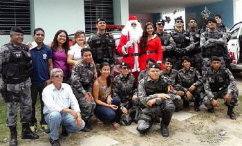 Casal Noel’ do Batalhão de Radiopatrulha explicou às crianças sobre a festa de Natal