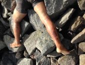 Corpo crivado de balas é encontrado preso às pedras na Barra Nova