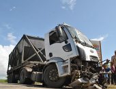 Carreta e ônibus colidem na AL 101 e deixa dezenas de feridos