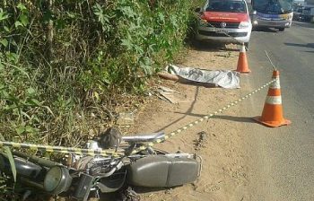 Polícia suspeita que um veículo tenha colidido na moto provocando a queda.