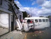 Kombi carregada com frutas derruba poste no Santa Amélia