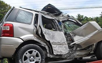 Condutor perde controle e colide em poste na leste-oeste