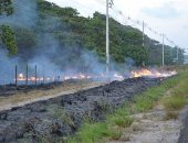 O fogo - que é comum nessa época do ano - estava próximo à rodovia e a fiação de alta tensão.