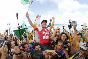 Em dia histórico para o surfe brasileiro em Pipeline, Gabriel Medina, 20 anos, consegue feito inédito com a taça da elite mundial. E ainda fica com o vice-campeonato do Pipe Masters com direito a um 10 na decisão.