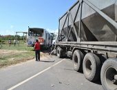 Carreta e ônibus colidem na AL 101 e deixa dezenas de feridos