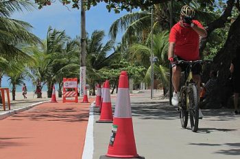 Ciclista precisa ter atenção ao sair da ciclovia para passeio ao avistar trecho interditado