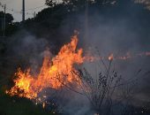 O fogo - que é comum nessa época do ano - estava próximo à rodovia e a fiação de alta tensão.