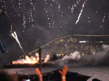 Balsa em chamas durante queima de fogos no Rio