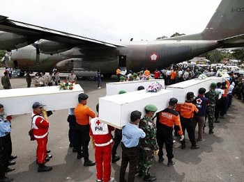 Caixões com os restos mortais dos passageiros do voo da AirAsia são transportados para Surabaya neste sábado (3)