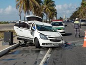 Veículo capotou depois de colidir em coqueiro