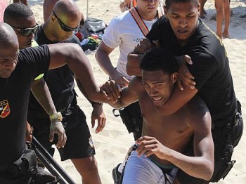 Banhistas observam prisão de suspeito de roubos na praia de Ipanema